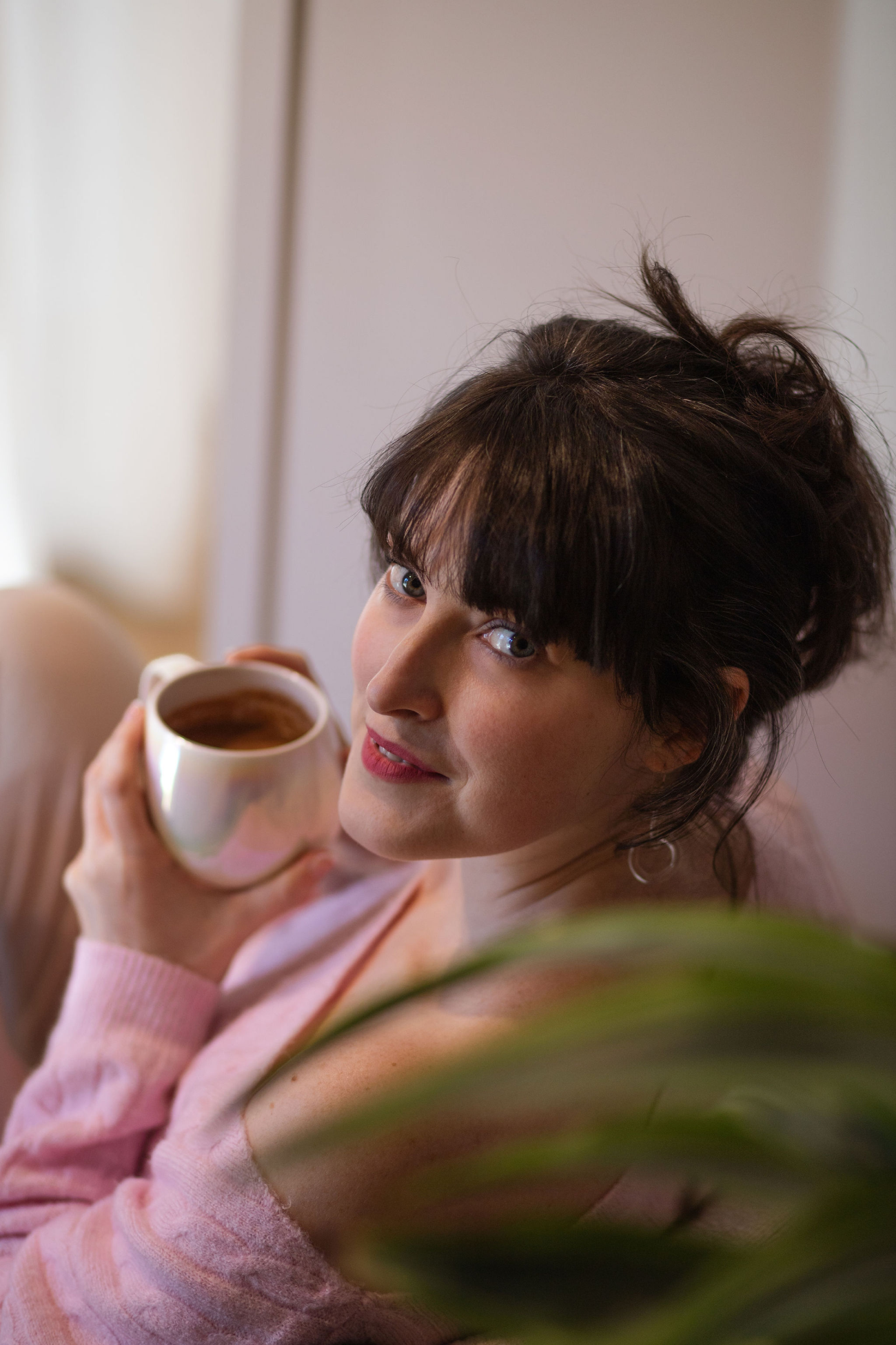 Amélie holding a warm drink