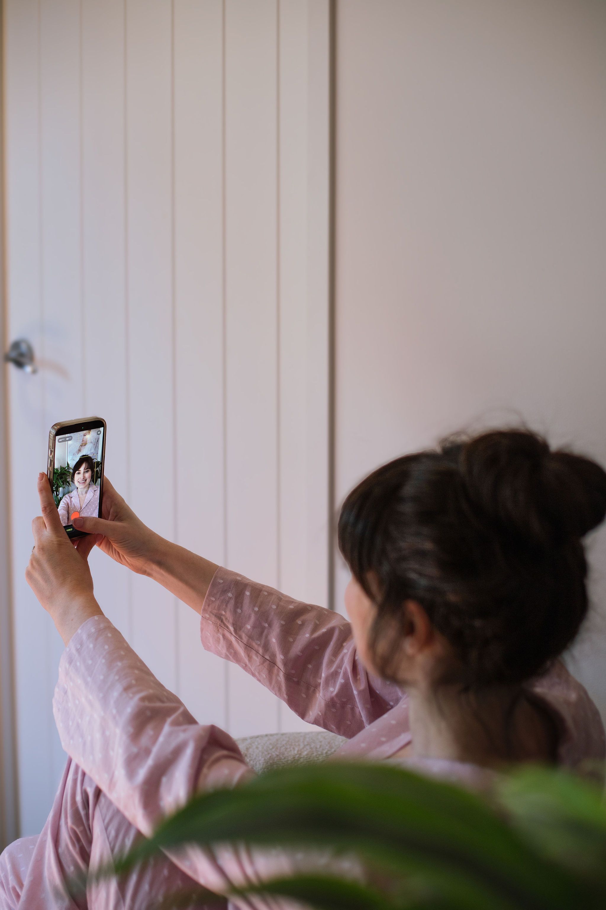 Amélie joining a video conversation by phone